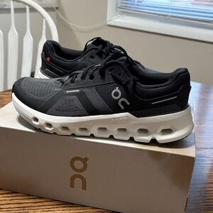 On Running Men's Black and White cloud runner 2